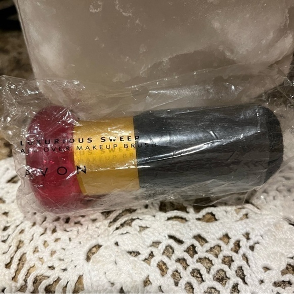 NIB Avon Luxurious Sweep All Over Beauty Make Up Brush